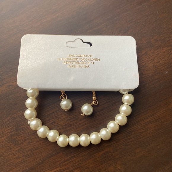 Faux Pearl Necklace and Earring set. - Picture 2 of 2